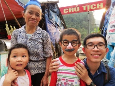 In Cao Bang province, travelling with Mr. Old Stingy Miser. The Nung lady and her grandchildren were so loving and peaceful.